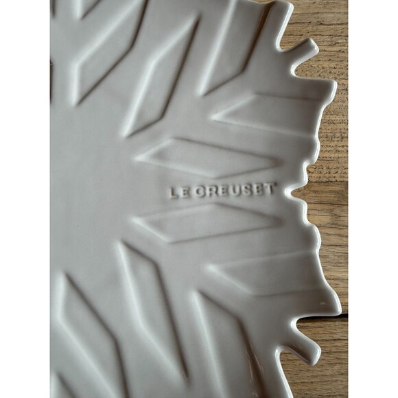 NEW Le Creuset Noel Stoneware Snowflake 12in Platter, White - Picture 2 of 7